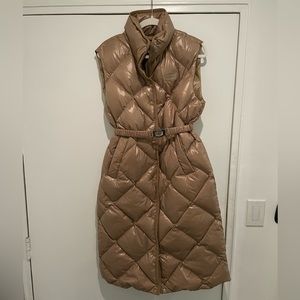 Duvetica Asterope diamond-quilted sleeveless coat in a beautiful camel color.